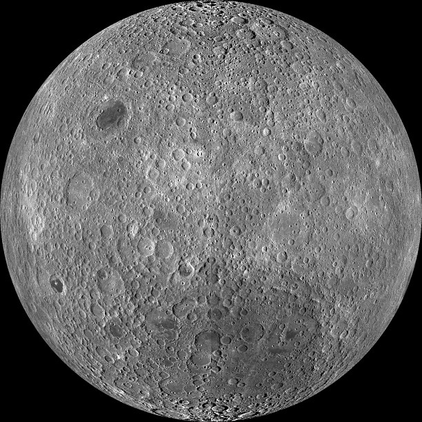 يتكون سطح القمر من الفوهات و البحار القمرية والجبال القمريةوالاودية القمرية
